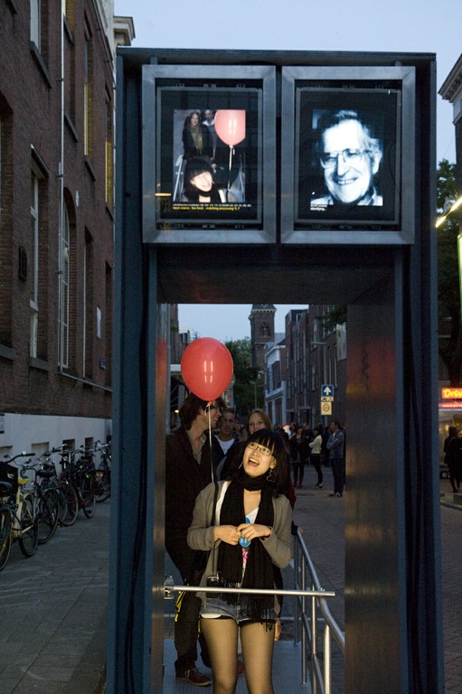 Verlichte veiligheidspoort met camera en monitor in een tentoonstellingsruimte