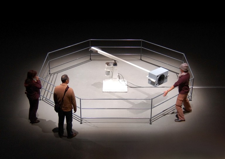 Draaiende arm met luidspreker in een tentoonstellingsruimte
